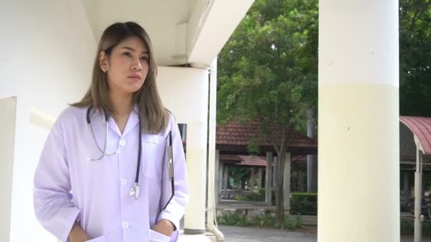 Visão Jovem Médico Feminino Com Estetoscópio Livre — Vídeo de Stock