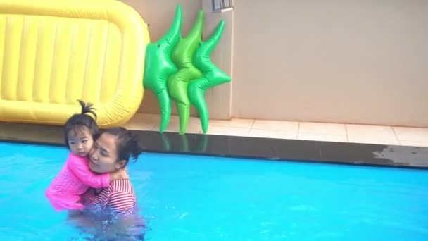 Mutter Und Tochter Spielen Tagsüber Schwimmbad — Stockvideo