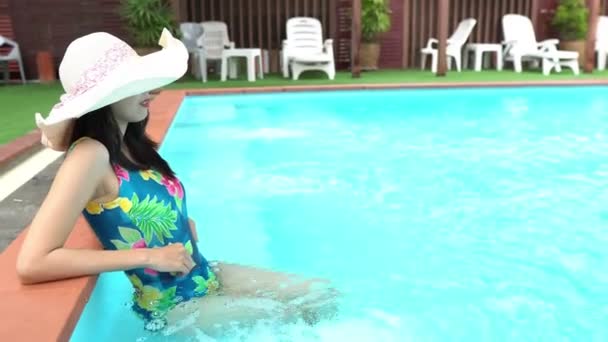 Young Woman Hat Colorful Swim Suit Relaxing Swimming Pool — Stock Video