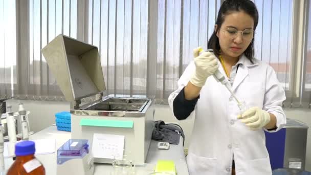 Cientista Trabalhando Laboratório — Vídeo de Stock