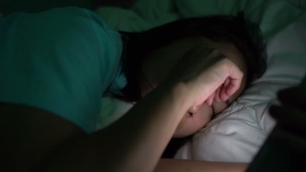 Asiatique Femme Jouer Jeu Sur Smartphone Dans Lit Nuit — Video