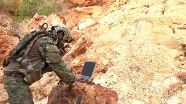 Soldaat Van Speciale Strijdkrachten Woestijn Tijdens Militaire Operatie — Stockvideo