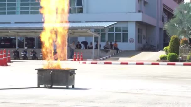 Thailand September 2018 Brandschutzausbildung Durch Einen Feuerwehrmann Der Nakhonratchasima Thailand — Stockvideo