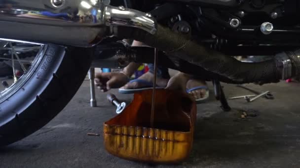 Primer Plano Del Hombre Reparación Motocicleta — Vídeo de stock