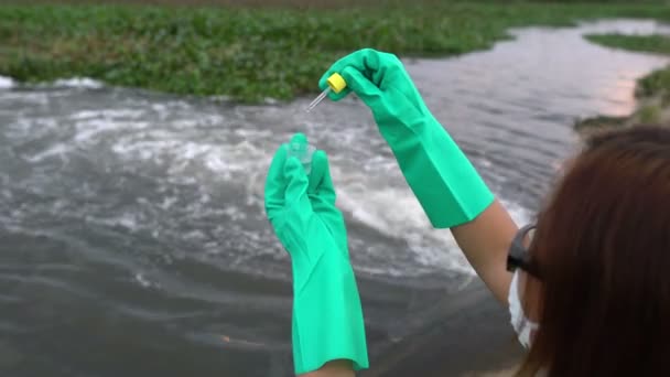 Ecologista Femenina Trabajando Cerca Estación Limpieza Agua — Vídeo de stock