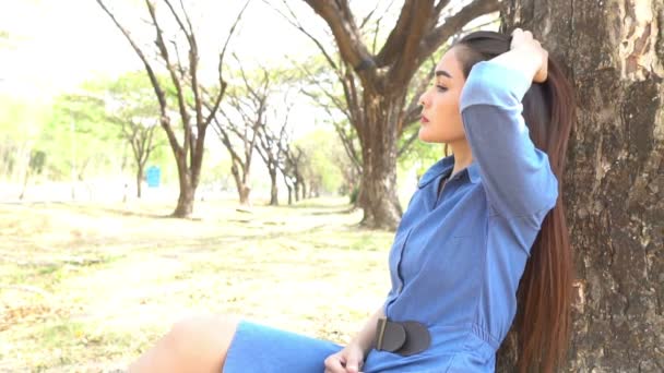 Fiatal Ázsiai Lány Pózol Őszi Parkban Nappal — Stock videók