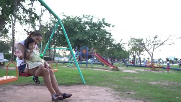 Vista Madre Hija Pequeña Empujando Las Oscilaciones Parque — Vídeo de stock