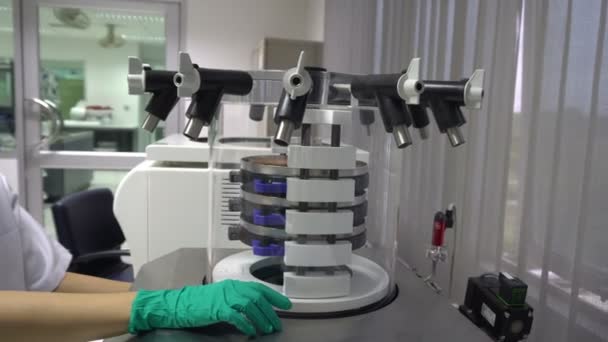 研究室で働く女性科学者は 製品を開発するための実験と研究を行う — ストック動画