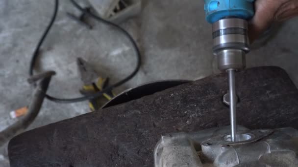 gros plan de l'homme réparer moto  