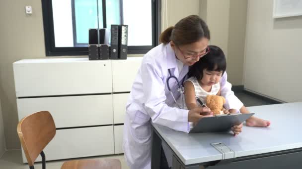 Médico Asiático Usando Estetoscopio Para Comprobar Respiración Corazón Una Chica — Vídeo de stock