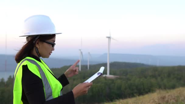 Vista Engenheiro Feminino Que Trabalha Perto Estação Eletricidade — Vídeo de Stock