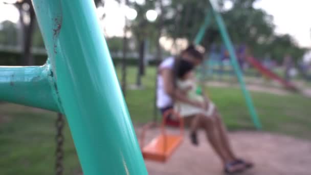 Kilátás Anya Kislánya Nyomja Hinták Parkban — Stock videók