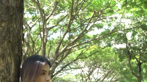 Belle femme thai triste passer du temps dans le parc à la journée 