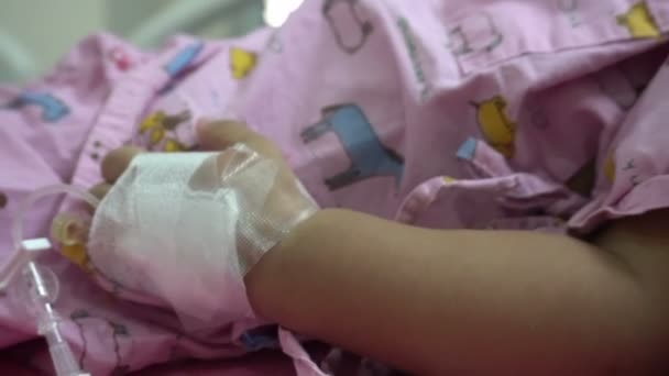 Aziatische Schattig Klein Meisje Liggend Met Druppelaar Bed Ziekenhuis — Stockvideo