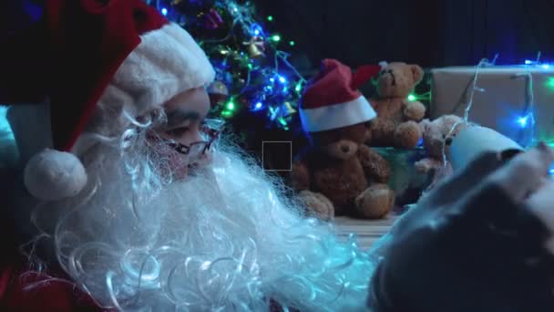 Carta Lectura Santa Cerca Del Árbol Navidad Con Guirnalda Feliz — Vídeo de stock