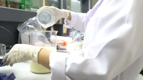 Женщины Учёные Работающие Лаборатории — стоковое видео
