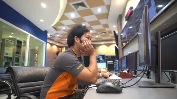 Ingeniør Arbejder Kontrolrummet Installere Program Til Kontrol Reparation System Thailand – Stock-video