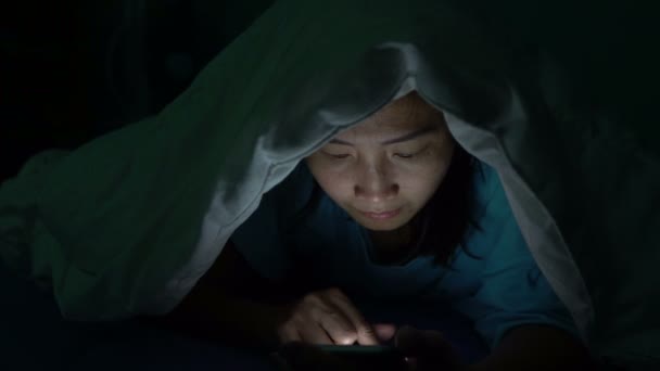 Aziatische Vrouw Spelen Spel Smartphone Bed Nachts — Stockvideo