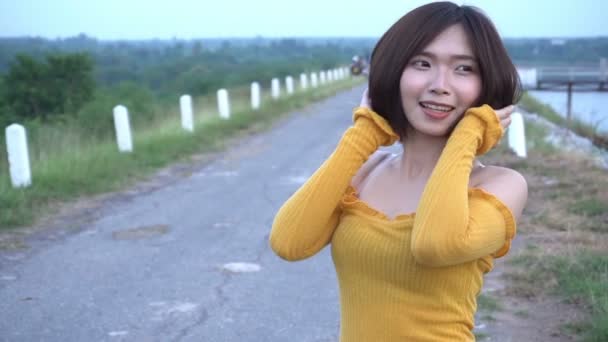 Schöne Asiatische Frau Gelbem Kleid Posiert Freien — Stockvideo