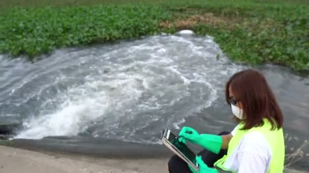 Женщина Эколог Работает Рядом Станцией Очистки Воды — стоковое видео