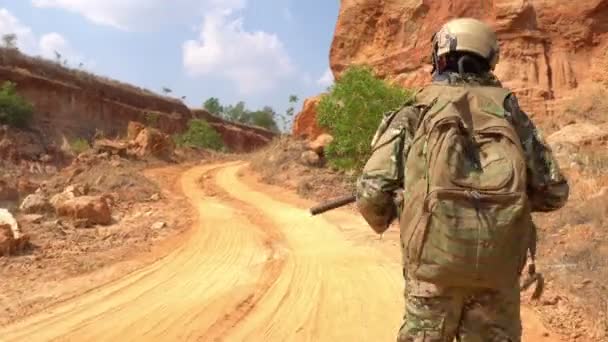 Soldat Des Forces Spéciales Guerre Dans Désert Pendant Opération Militaire — Video