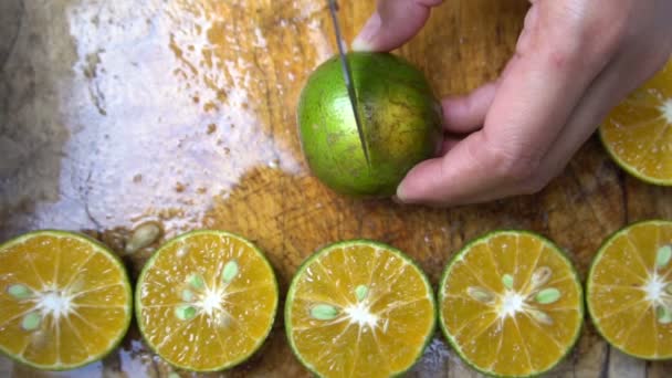 Frauenhände Schneiden Frische Orangen Für Saft Gesundes Getränkekonzept — Stockvideo