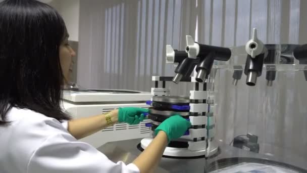 Científica Femenina Que Trabaja Laboratorio Haciendo Experimentos Investigación Para Desarrollar — Vídeos de Stock