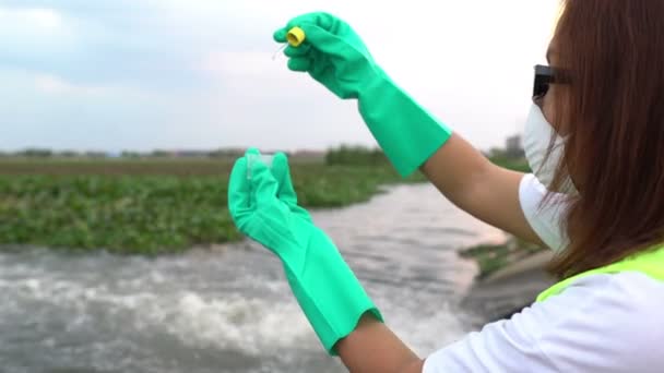 Temizleme Istasyonunun Yakınında Çalışan Kadın Ekolojist — Stok video