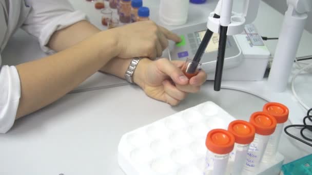 Modern Laboratuvarda Çalışan Kadın Bilim Adamlarına Yaklaşıyoruz Ürünleri Geliştirmek Için — Stok video