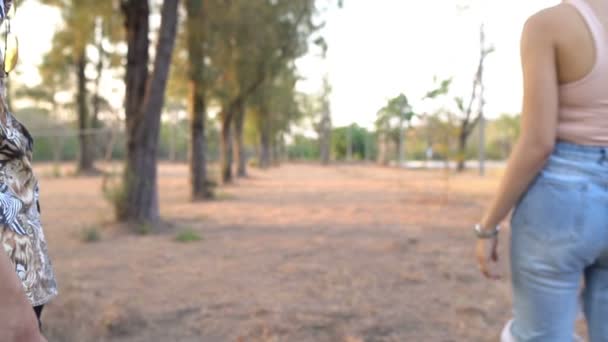 Encantador Casal Passar Tempo Juntos Parque Durante Dia — Vídeo de Stock