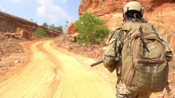 Στρατιώτης Ειδικών Δυνάμεων Πόλεμο Στην Έρημο Κατά Διάρκεια Στρατιωτικής Επιχείρησης — Αρχείο Βίντεο