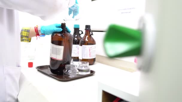 Científica Femenina Trabajando Laboratorio — Vídeo de stock