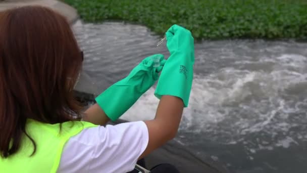 Женщина Эколог Работает Рядом Станцией Очистки Воды — стоковое видео