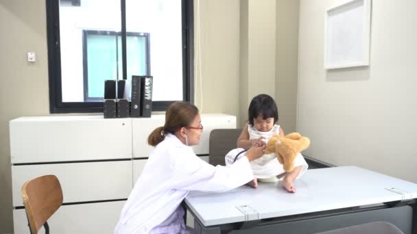 Medico Asiatico Utilizzando Uno Stetoscopio Controllare Respirazione Cuore Una Bella — Video Stock