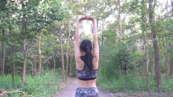 Asiatische Sportliche Frau Streckt Körper Tagsüber Park — Stockvideo