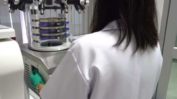 Científica Femenina Que Trabaja Laboratorio Haciendo Experimentos Investigación Para Desarrollar — Vídeos de Stock