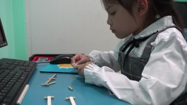 Asiática Niña Aprendiendo Horas Aprender Robot Montaje — Vídeo de stock