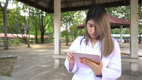 View Young Female Doctor Stethoscope Standing Outdoors — Stock Video