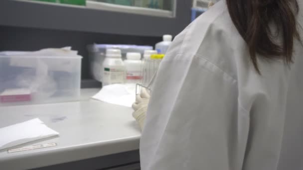 Cierre Científicos Asiáticos Que Trabajan Laboratorio Investigaciones Investigadores Para Encontrar — Vídeo de stock