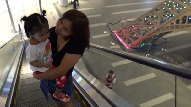 Мама Дочь Возвращаются Машину После Покупки Универмаге — стоковое видео