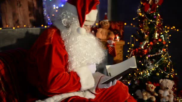 Santa Reading Letter Christmas Tree Garland Happy Holidays Concept — Stock Video