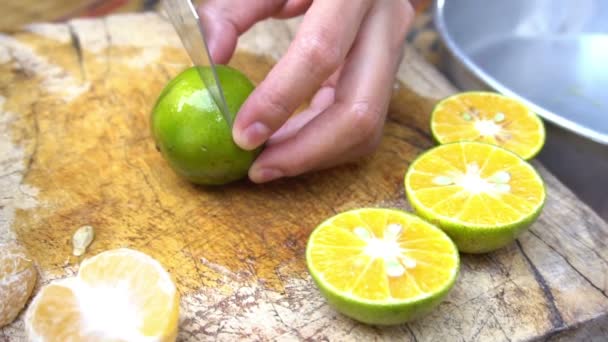Bovenaanzicht Vrouwelijke Handen Snijden Verse Sinaasappels Voor Sap Gezonde Dranken — Stockvideo
