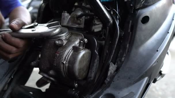 Närbild Man Reparera Motorcykel — Stockvideo