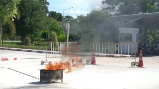 Thailand September 2019 Feuerübung Durch Einen Feuerwehrmann Der Nakhonratchasima Sorgfältig — Stockvideo