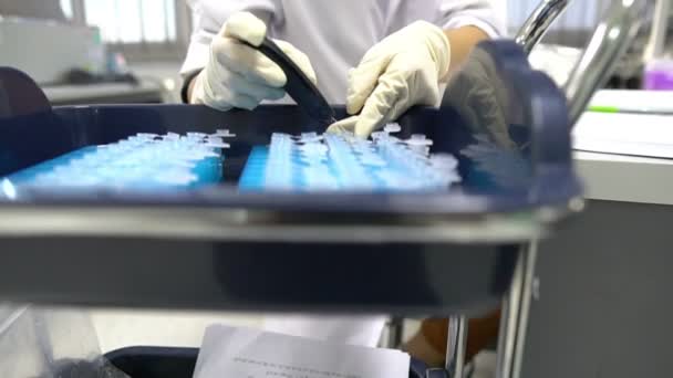 Cientista Trabalhando Laboratório — Vídeo de Stock