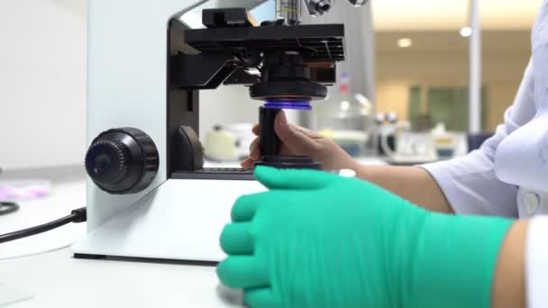 Científica Femenina Trabajando Laboratorio — Vídeo de stock