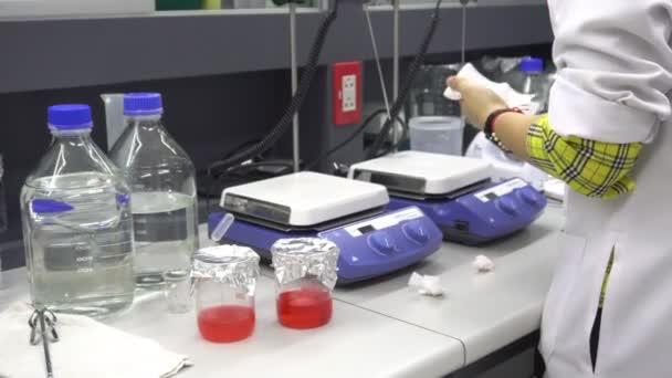 Científica Femenina Trabajando Laboratorio — Vídeos de Stock