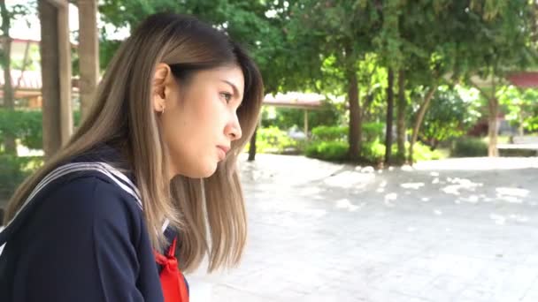 Młody Azji Dziewczyna Szkoła Forma Pozowanie Zewnątrz — Wideo stockowe