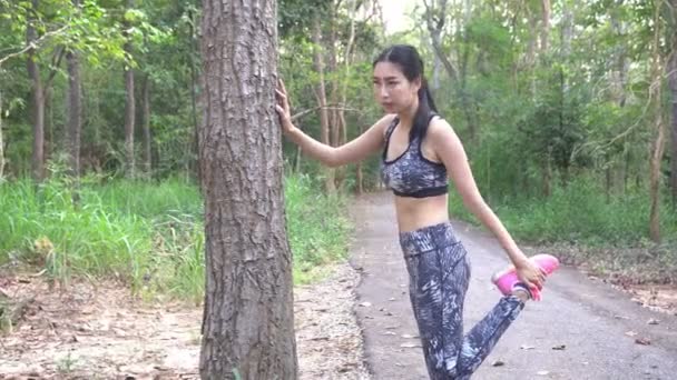Azji Sportowe Kobieta Stretching Ciało Parku Dzień — Wideo stockowe