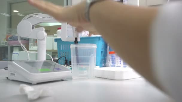 Närbild Asiatisk Forskare Som Arbetar Laboratorium Forskare Forskar För Att — Stockvideo